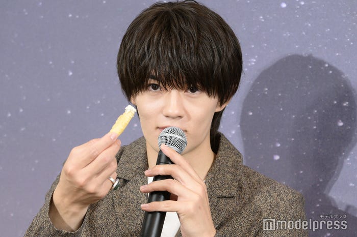 フィッシュアンドチップスを試食する佐野勇斗(C)モデルプレス