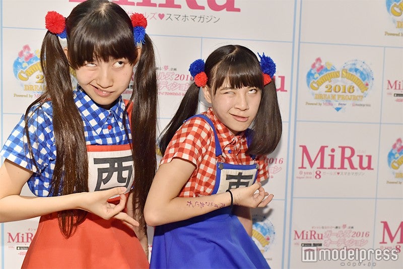 生ハムと焼うどん（左から）西井万理那、東理紗／（C）モデルプレス