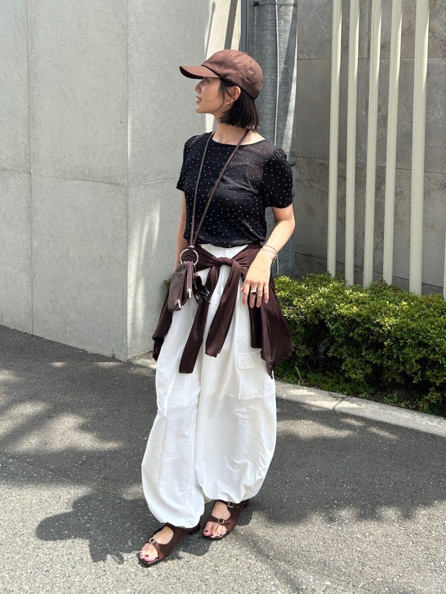 ドット柄Tシャツと腰巻きカーデの女性 ドット柄Tシャツと腰巻きカーデの女性