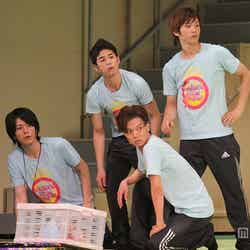 舞台「タンブリング FINAL」に出演する菅谷哲也（左から2番目）