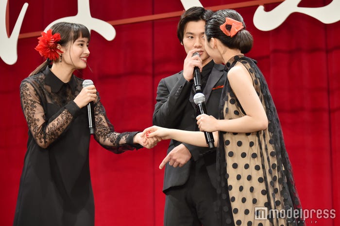 (左から)広瀬すず、野村周平、上白石萌音(C)モデルプレス