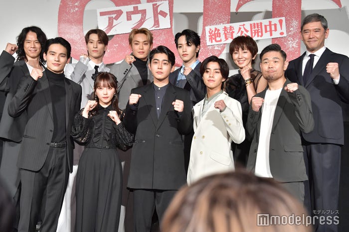 「OUT」公開初日舞台挨拶に出席した(上段左から)庄司智春、金城碧海、與那城奨、大平祥生、渡辺満里奈、杉本哲太(下段左から)水上恒司、与田祐希、倉悠貴、醍醐虎汰朗、品川ヒロシ(C)モデルプレス