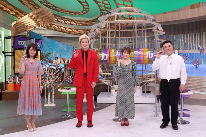(左から)井上清華(フジテレビアナウンサー)、カズレーザー、秋元真夏、山崎弘也 (C)フジテレビ