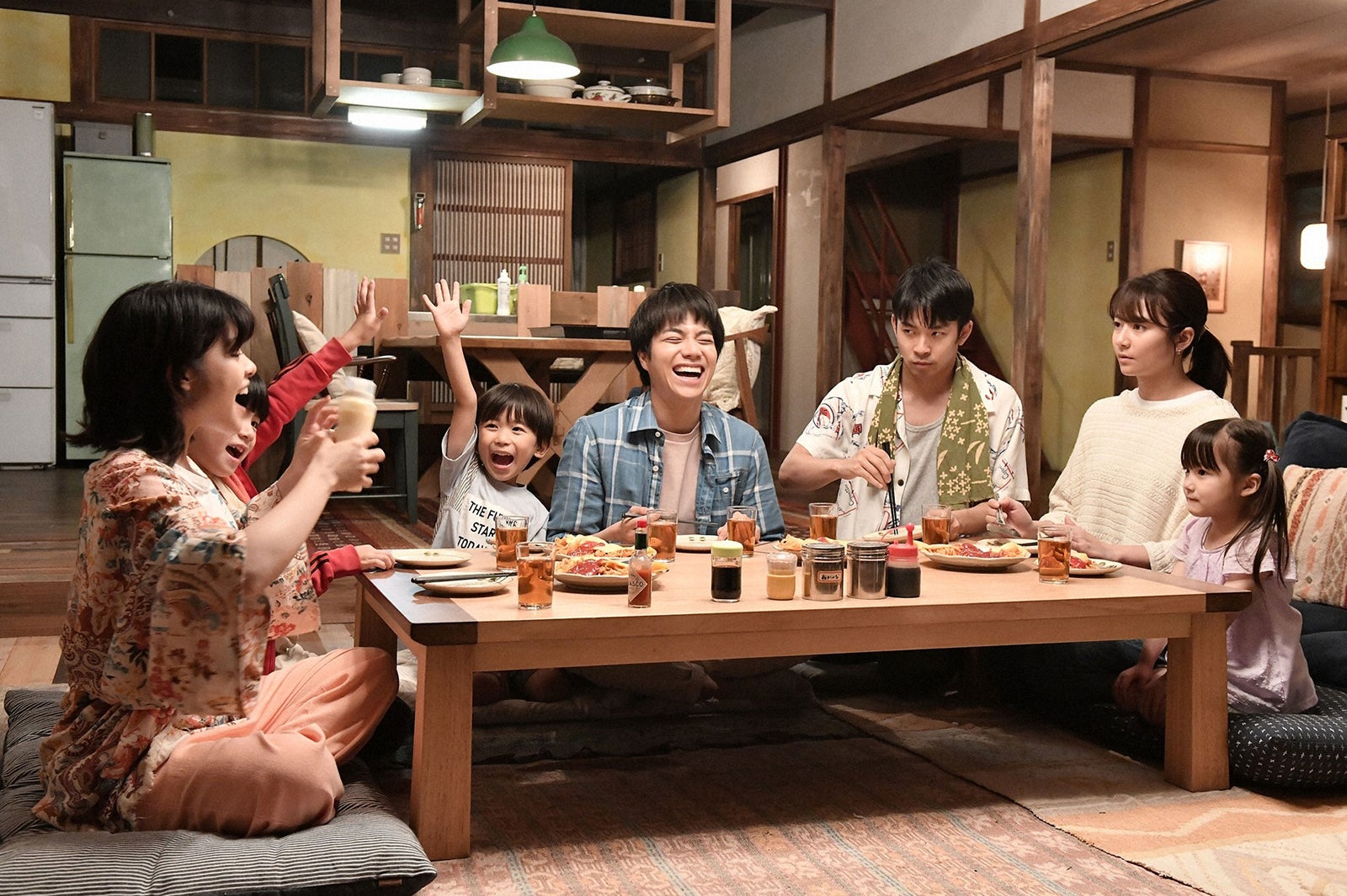 岸井ゆきの、三浦綺羅、佐藤遙灯、重岡大毅、仲野太賀、木村文乃、宮崎莉里沙「＃家族募集します」第2話より（C）TBS