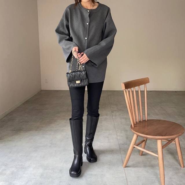グレー×ブラックの配色でモードに決める レディースでおすすめスキニーとロングブーツコーデ