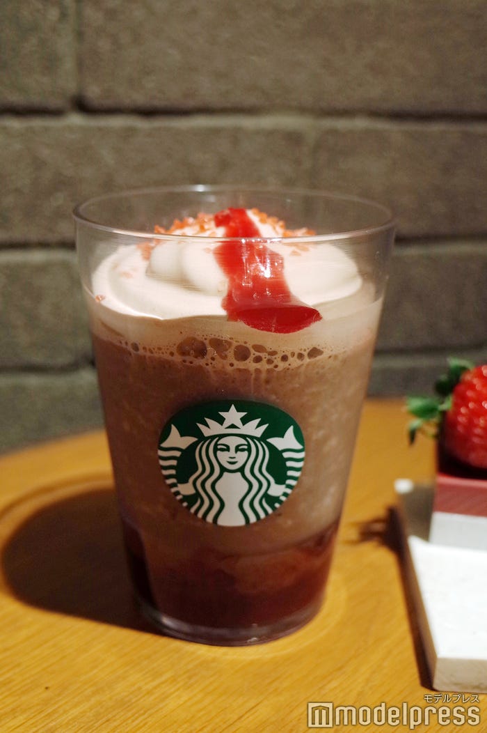カカオ & ストロベリー ムース フラペチーノ(C)モデルプレス