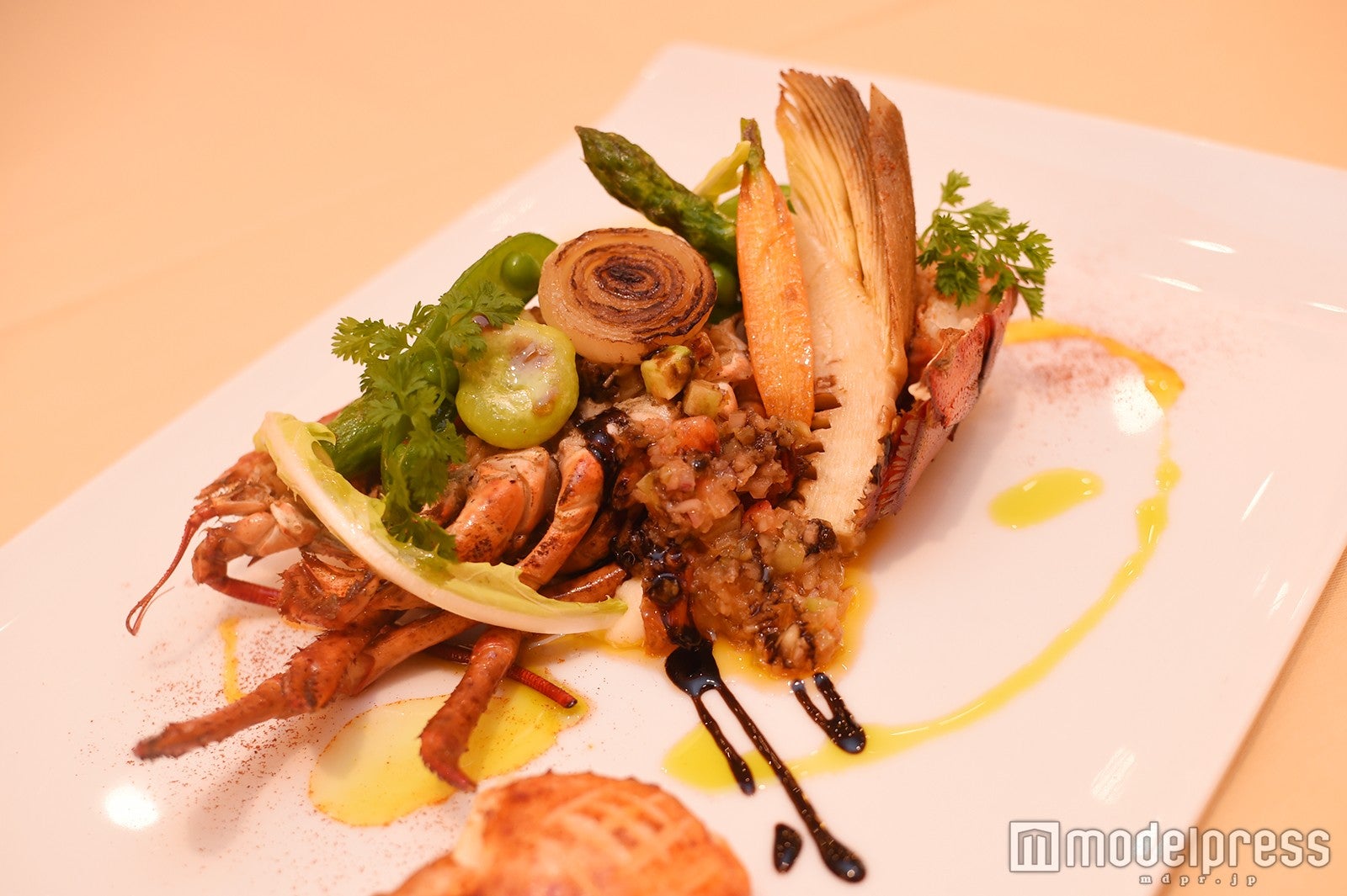 ロブスターのロースト スモークパプリカ風味　ストロベリーアボカドサルサ（C）モデルプレス