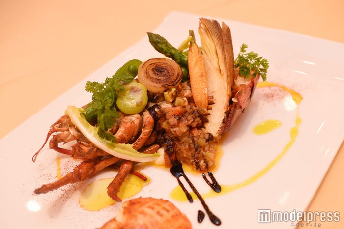 ロブスターのロースト スモークパプリカ風味 ストロベリーアボカドサルサ(C)モデルプレス