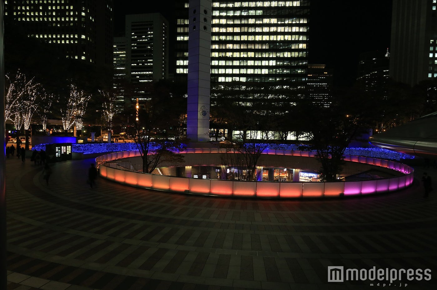 新宿アイランド・1階アプローチ広場／画像提供：西新宿街ぐるみプロジェクト