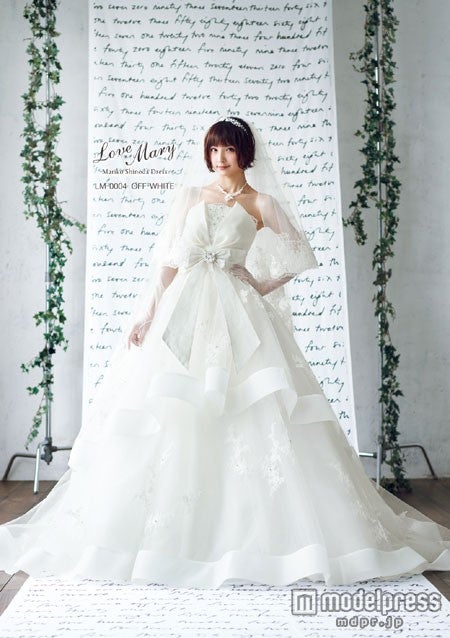 篠田麻里子、新作ウエディングドレスコレクションお披露目