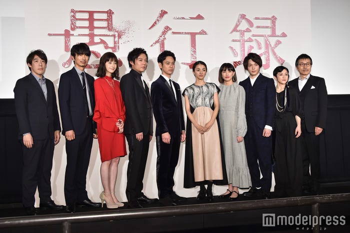 (左から)石川慶監督、眞島秀和、松本若菜、小出恵介、妻夫木聡、満島ひかり、臼田あさ美、中村倫也、濱田マリ、平田満(C)モデルプレス
