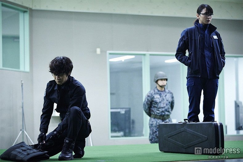 綾野剛、新垣結衣／（C）2015「S-最後の警官- 奪還 RECOVERY OF OUR FUTURE」製作委員会（C）小森陽一、藤堂裕／小学館