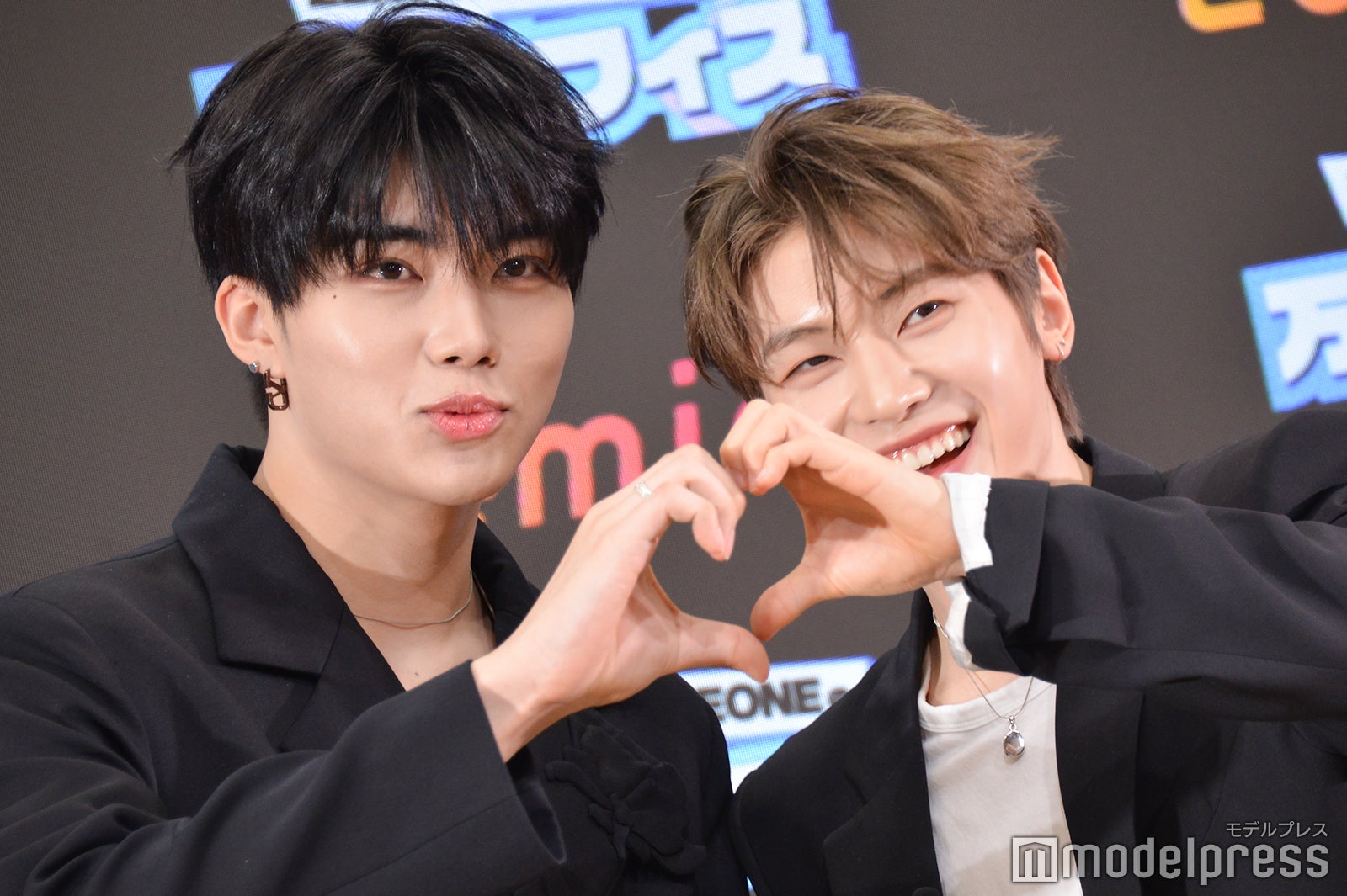 ハートを作って遊ぶパク・ゴヌク、ソク・マシュー（C）モデルプレス