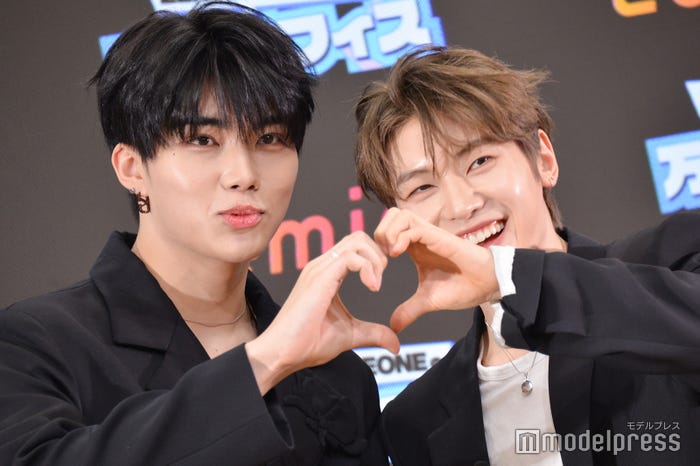 ハートを作って遊ぶパク・ゴヌク、ソク・マシュー(C)モデルプレス