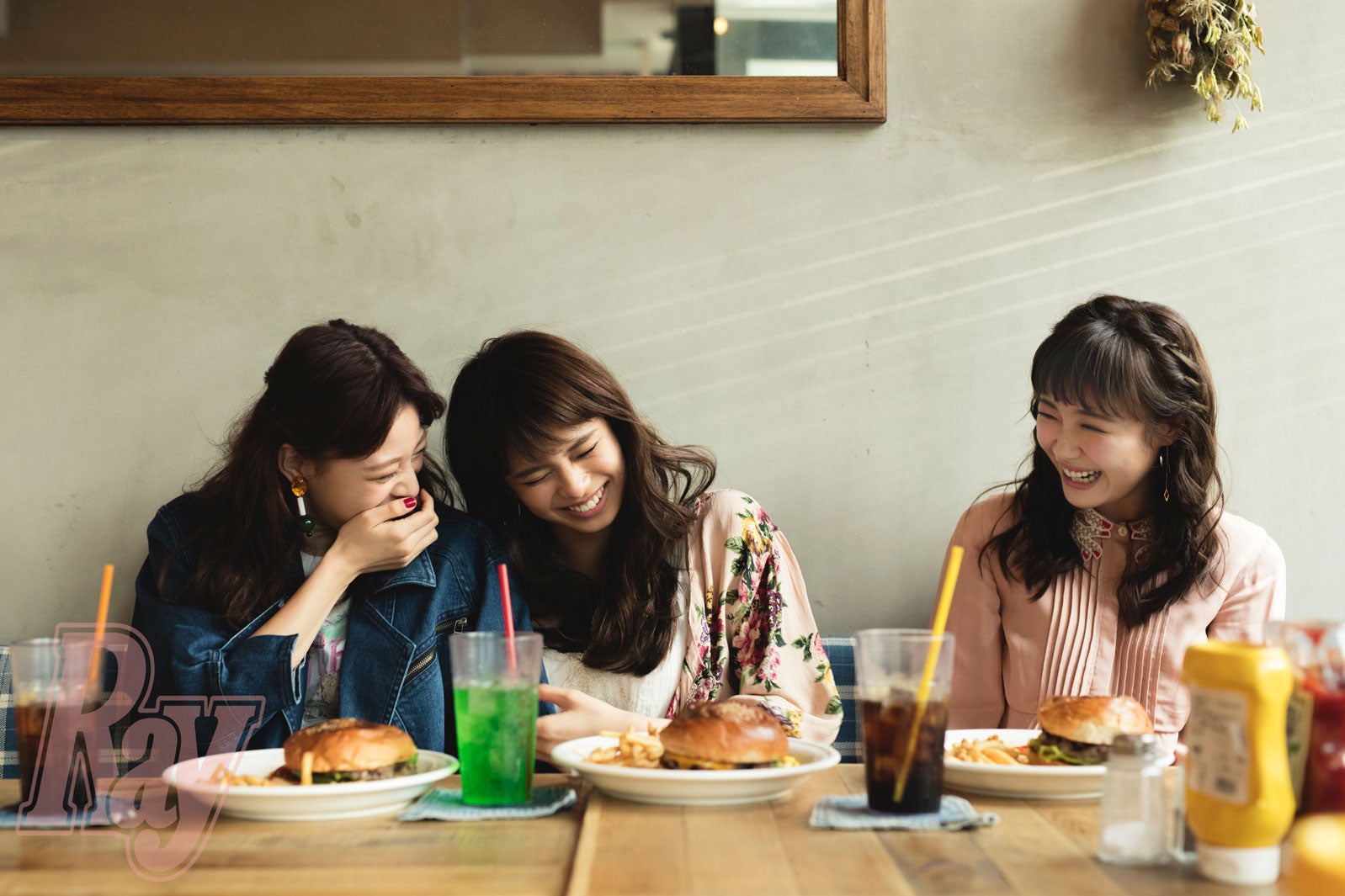 （左から）中島美央、佐藤晴美、鷲尾伶菜／「Ray」10月号誌面カットより（画像提供：主婦の友社）