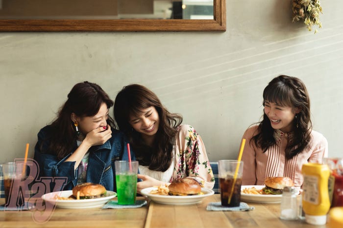 (左から)中島美央、佐藤晴美、鷲尾伶菜/「Ray」10月号誌面カットより(画像提供:主婦の友社)