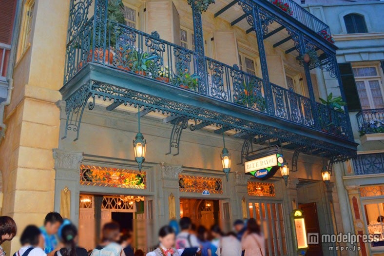 「ブルーバイユー・レストラン」で、夕暮れのロマンチックな雰囲気（TDL)