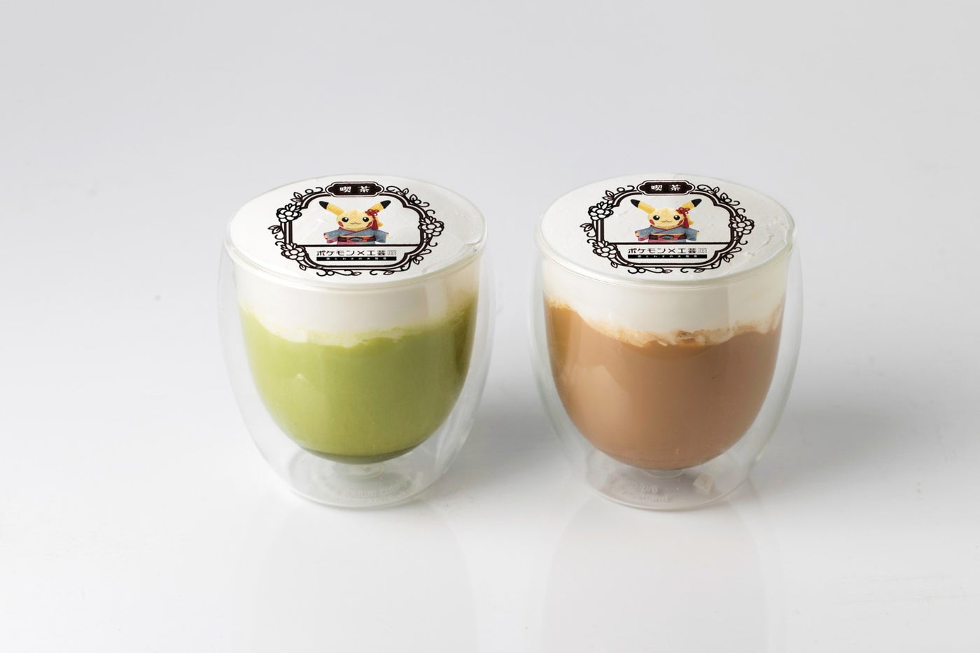 「ポケモン×工芸展 特製ピカチュウラテ（カフェラテ・抹茶ラテ）」（通期）990円／提供画像