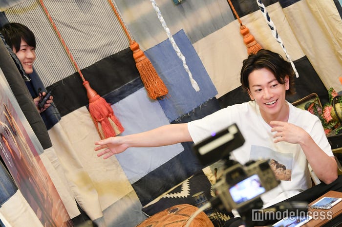 背後からひょっこり登場した神木隆之介と驚きながら歓迎する佐藤健 (C)モデルプレス