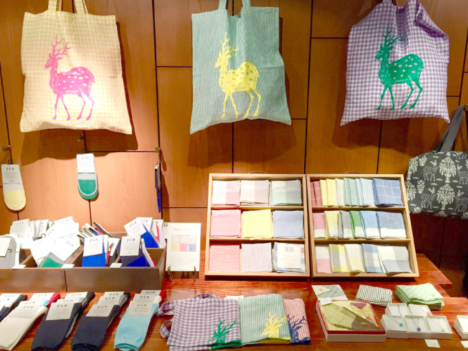 奈良にある「遊 中川」本店の鹿のバッグやハンカチ、ソックス