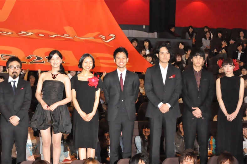 観客と記念撮影するキャストたち