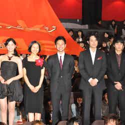 観客と記念撮影するキャストたち