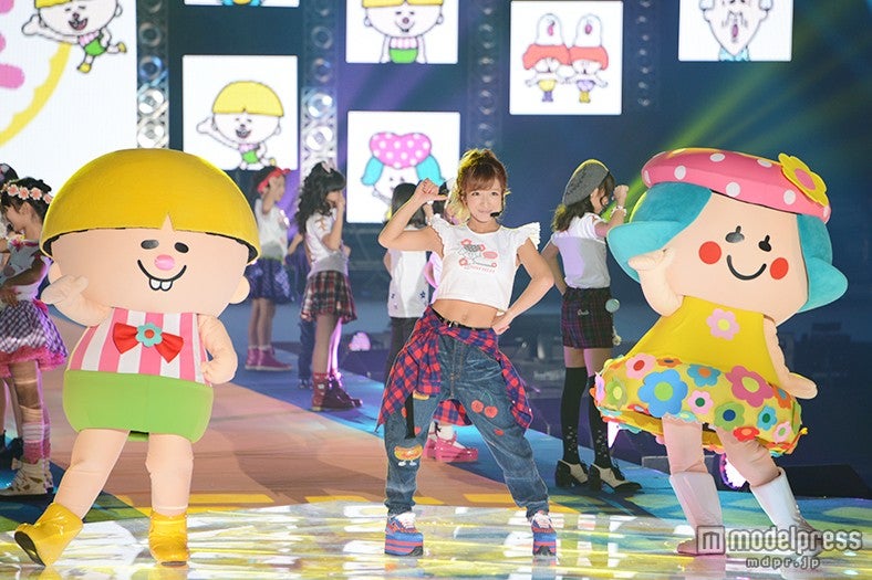 辻希美、へそ出しコーデで登場　ダンスパフォーマンスにキッズが熱視線＜JuniAward 2015 A／W＞