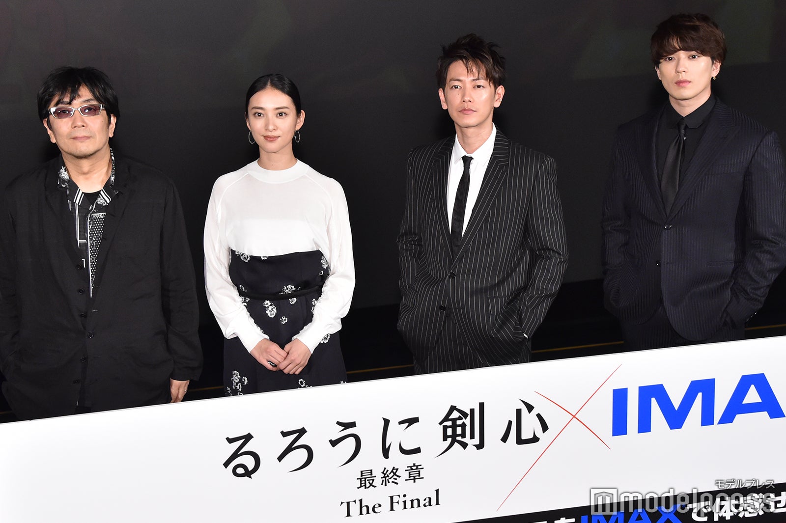 左から：大友啓史監督、武井咲、佐藤健、新田真剣佑 （C）モデルプレス