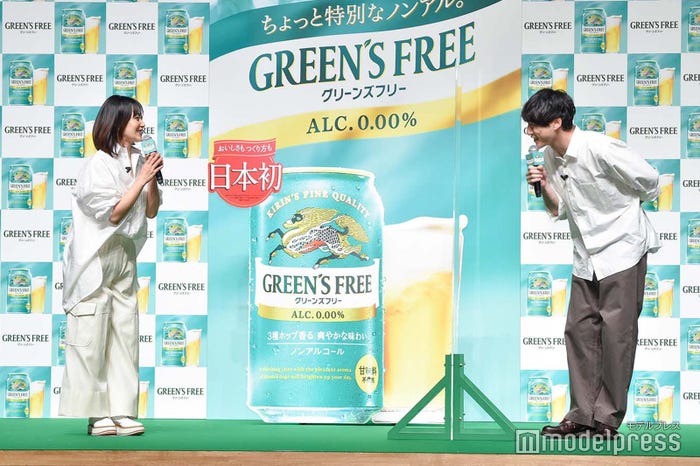 互いを褒め合う菅野美穂、坂口健太郎 (C)モデルプレス