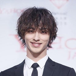 横浜流星、光を浴びた“サングラスの横顔”にファン「美しすぎる!」「まぶしくて直視できない!」<着飾る恋には理由があって>
