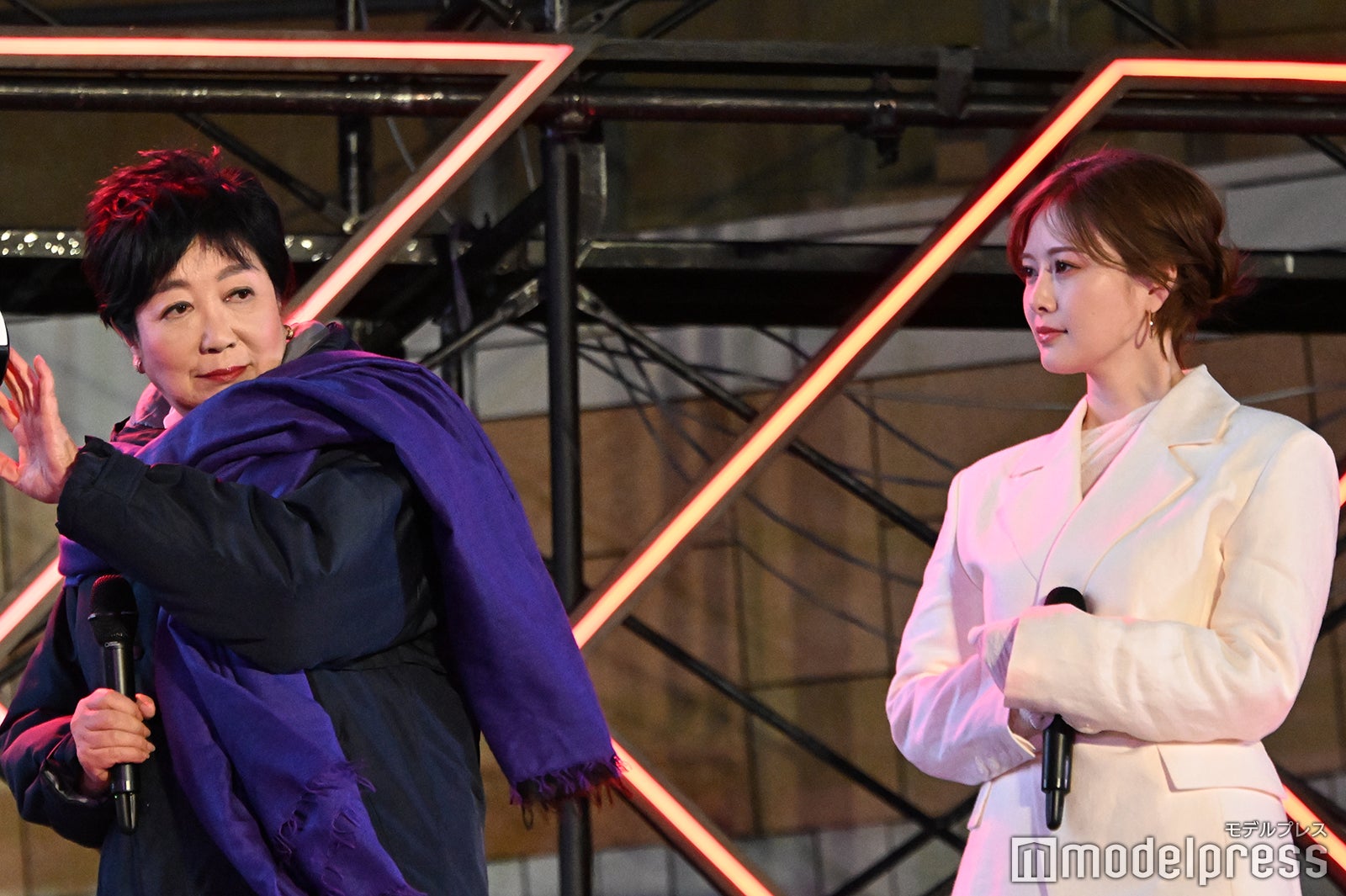 小池百合子、白石麻衣（C）モデルプレス