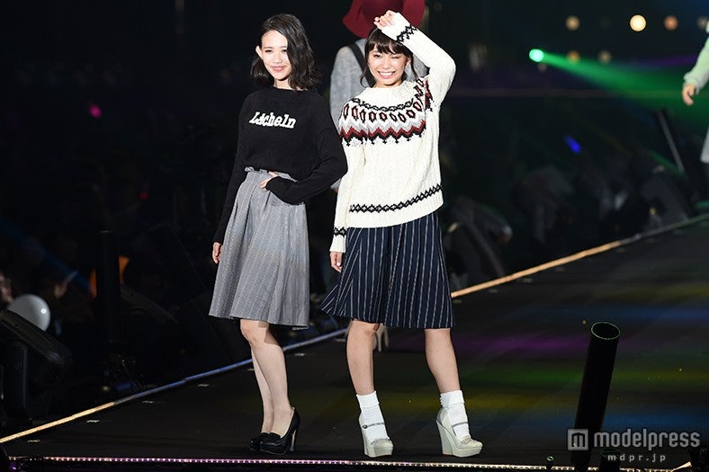 （右）宮崎理奈 （C）モデルプレス