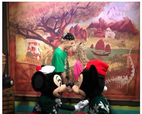 新婚旅行中のぺこ&りゅうちぇる、ミッキー&ミニーとの“キス”写真が「超凄い」「最高の4ショット」と話題