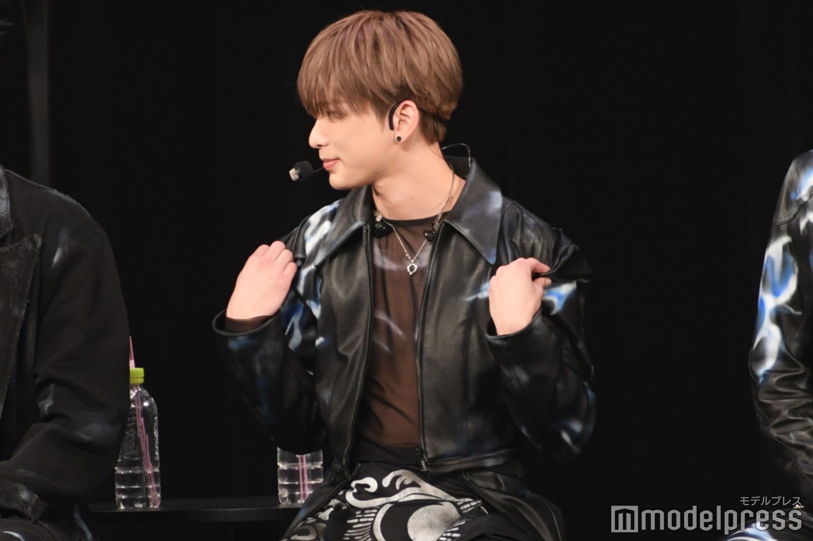 目を隠したダンス直前で緊張して肩が上がる様子を再現するHARUA（ハルア）（C）モデルプレス