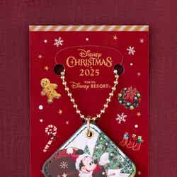 ディズニーアンバサダーホテル エンパイア・グリル(カリフォルニア料理) “ディズニー・クリスマス”スペシャルディナー オリジナルチャーム (C)Disney