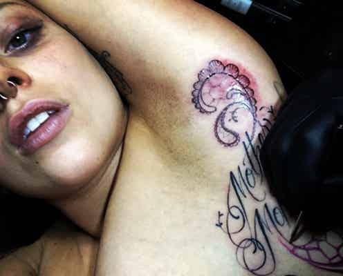 レディー・ガガ、脇のタトゥーで大雑把なお手入れが明らかに