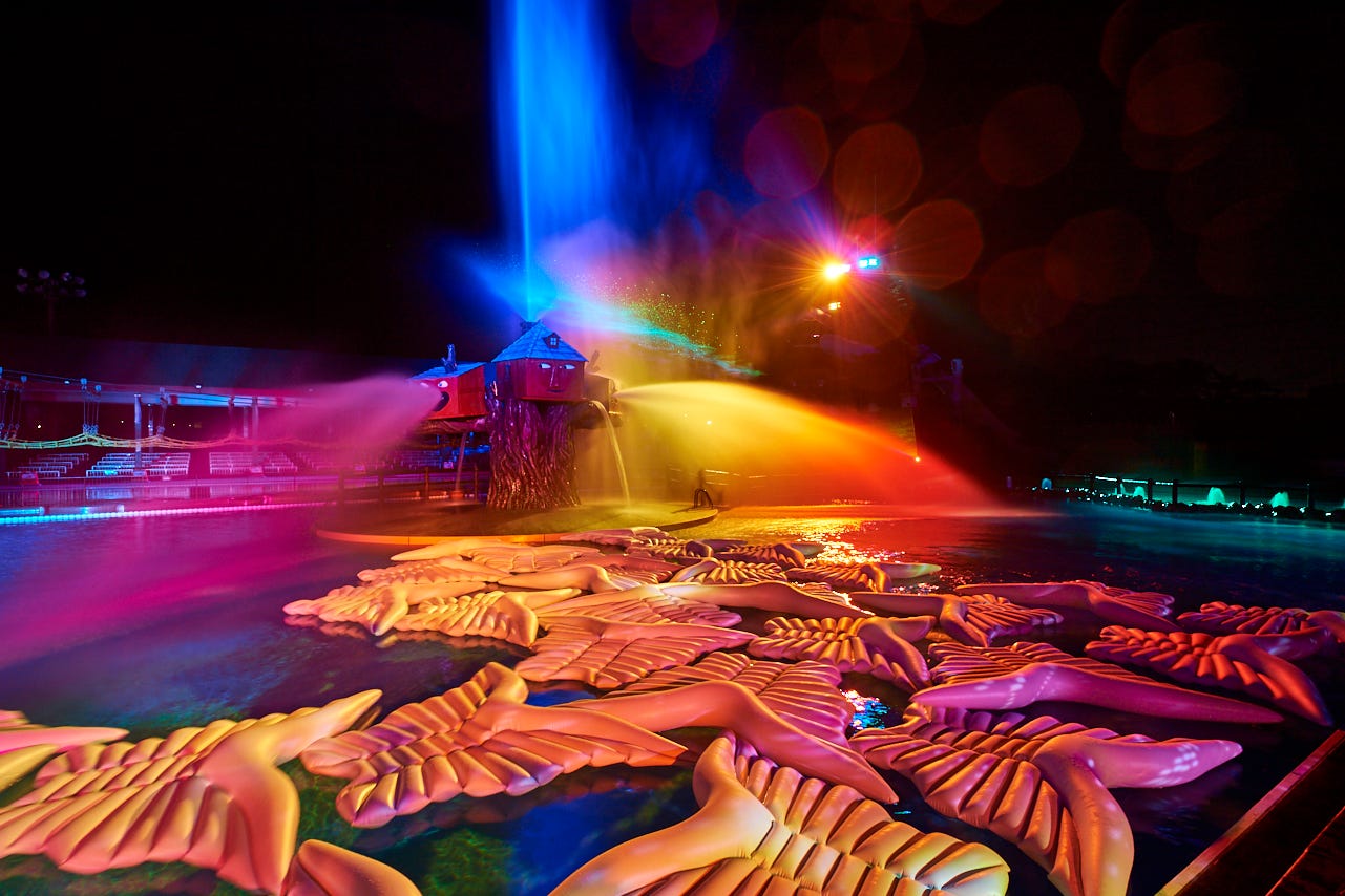 東京サマーランド、ナイトプールに“世界の絶景”が出現!幻想的な光の空間で世界旅行