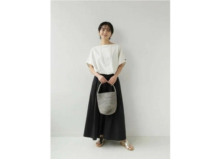 Tシャツも美シルエットの黒ロングスカートで洗練されたモノトーンコーデに　出典：WEAR