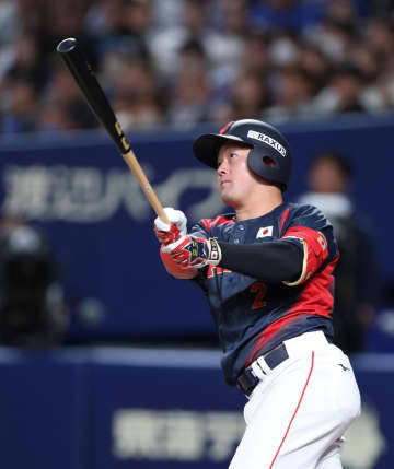 侍ジャパン 牧秀悟が先制のソロ！大野の変化球を完璧に捉える 吉田正尚がベンチで帽子を振ってたたえる 前日は第1打席で死球受け悶絶