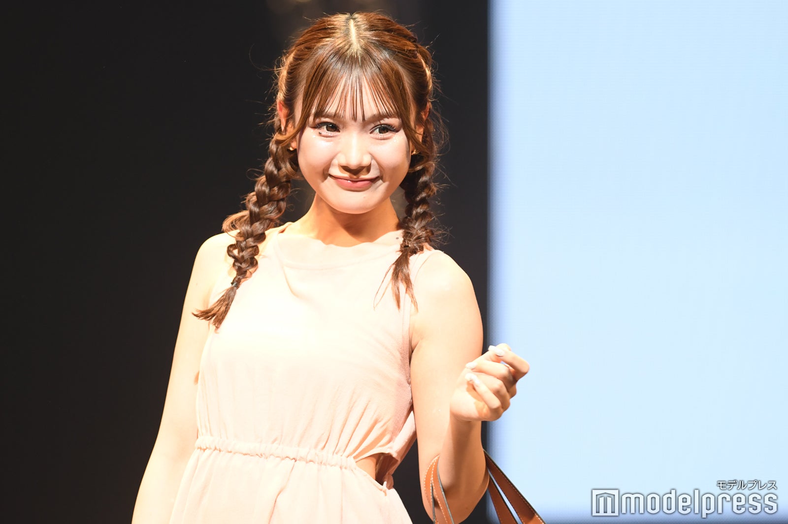 「今日好き」古澤里紗、ウエストチラ見せノースリーブワンピで美肌輝く＜GAKUSEI RUNWAY＞