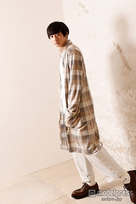【衣装】ガウン：TROVE／シャツ：N4／パンツ：CYDERHOUSE／シューズ：BUTTERO／ブレスレット：Pocket