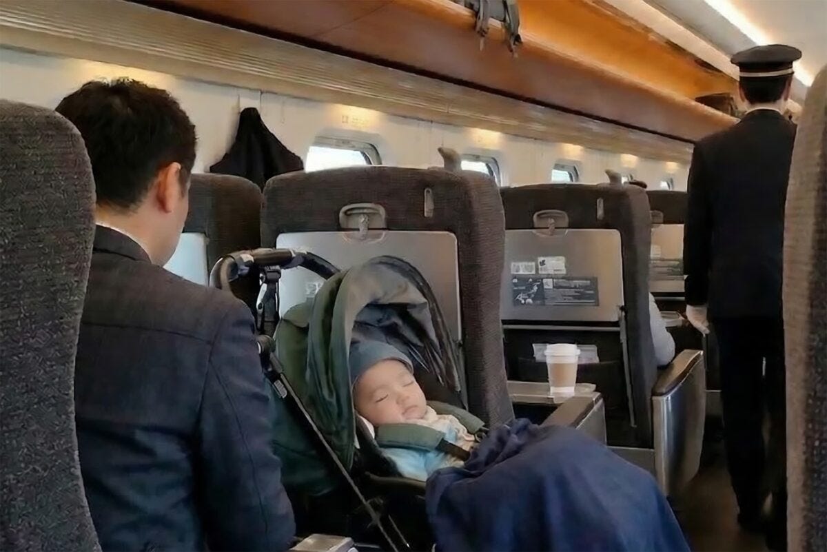 新幹線の通路にベビーカーがはみだしているイメージ