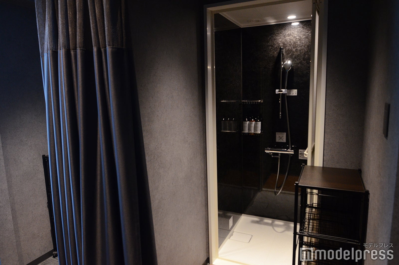 2階にはシャワールームもあり／メルキュール東京羽田エアポート（C）モデルプレス