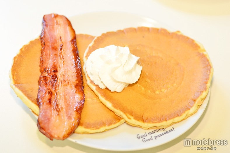 「ステーキベーコンパンケーキ」（￥1000）