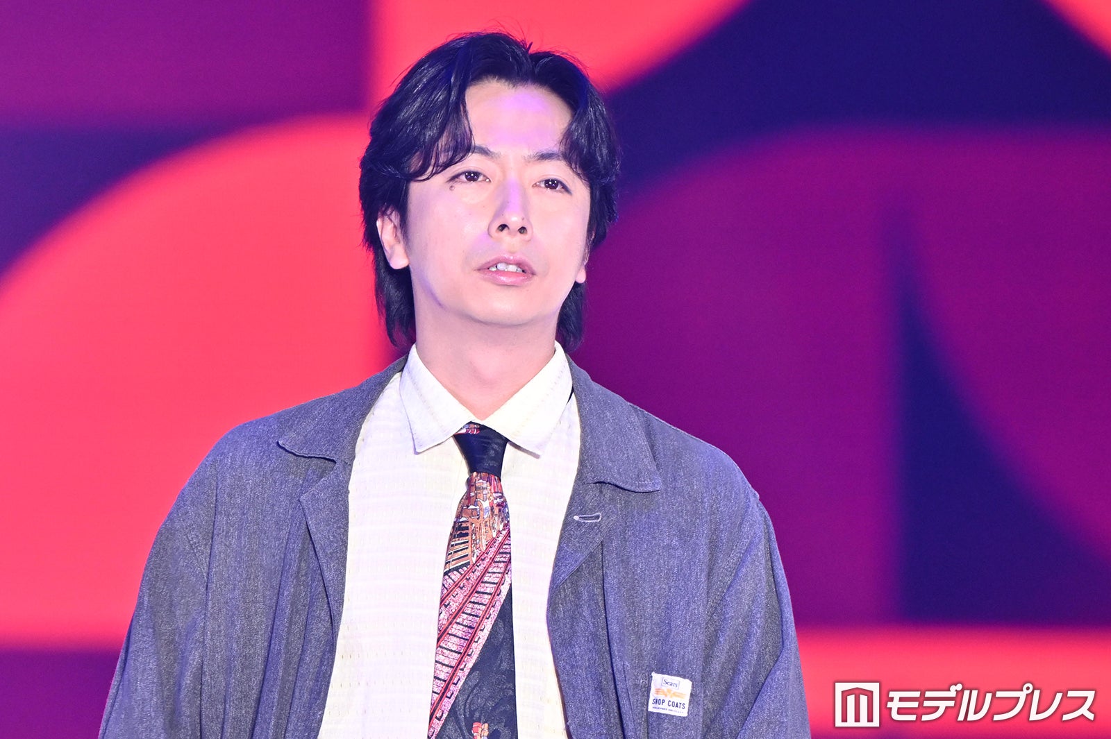 河合郁人「ガルアワ」サプライズ登場で投げキス披露 グレージャケット＆個性派ネクタイでクールな雰囲気【ガルアワ2026SS】