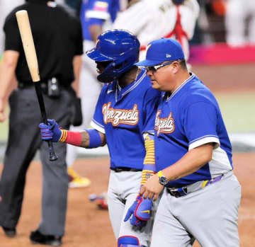 ベネズエラ激怒 アクーニャのハーフスイング判定に納得いかず カブレラ氏もベンチから猛抗議 ガルシア2ラン後、塁審の方に向かって飛び出す