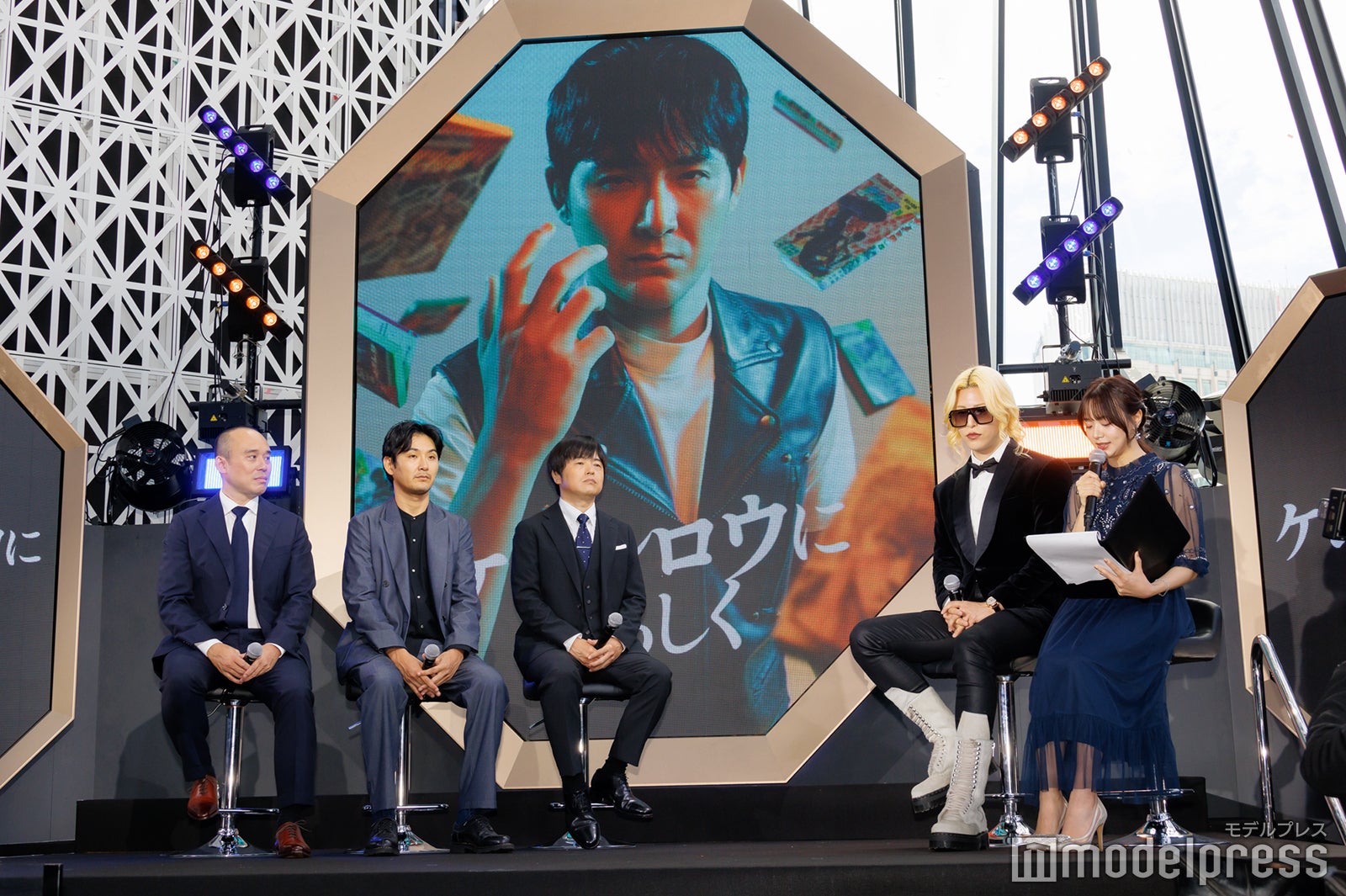 （左から）関和亮監督、松田龍平、バカリズム、ROLAND、森香澄（C）モデルプレス