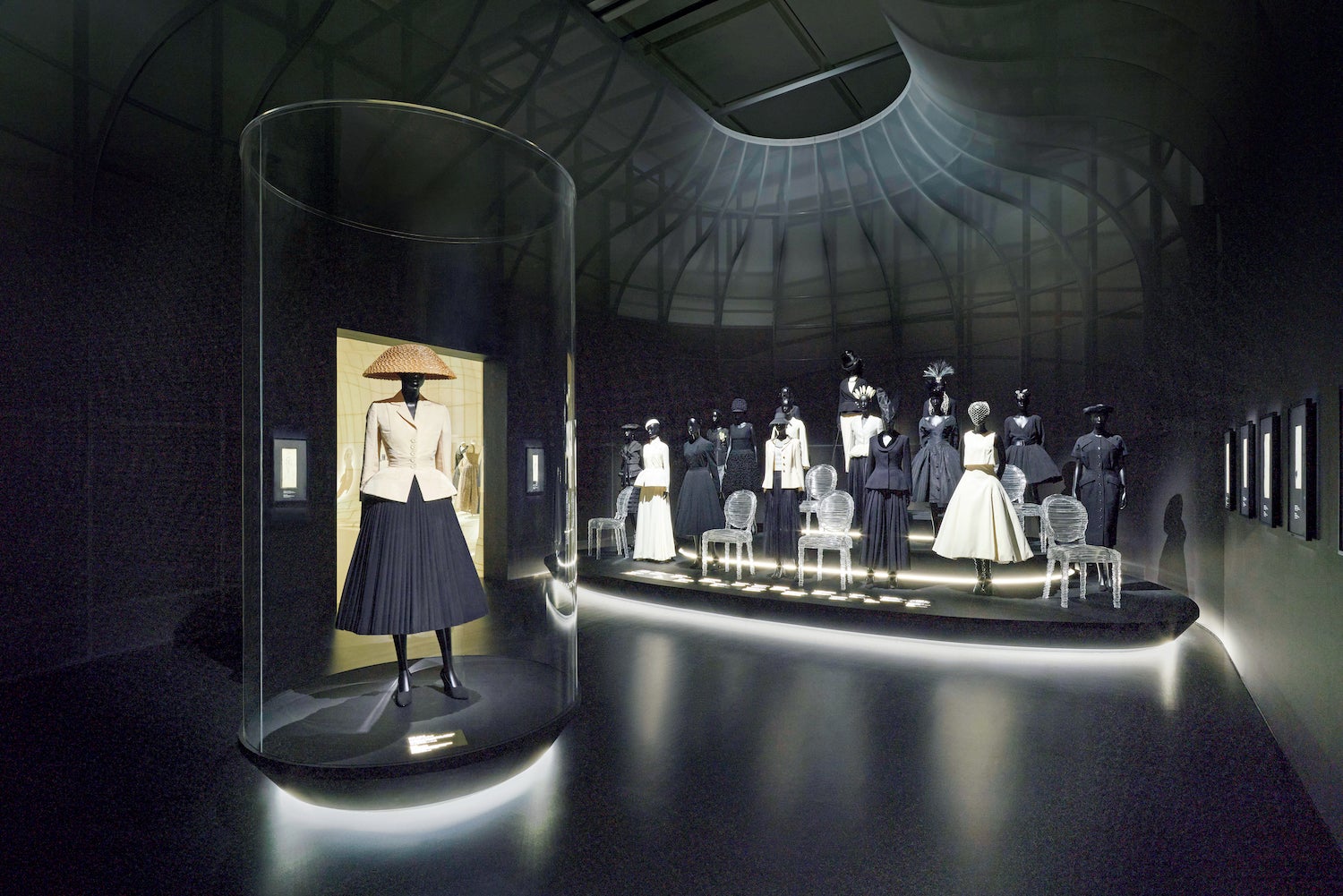 「クリスチャン・ディオール、夢のクチュリエ」展示風景（2022年）東京都現代美術館（C）DAICI ANO