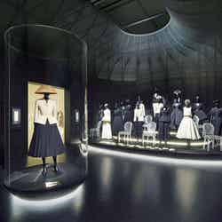 「クリスチャン・ディオール、夢のクチュリエ」展示風景（2022年）東京都現代美術館（C）DAICI ANO