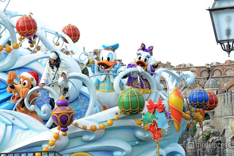 「カラフルホリデー・グリーティング」（左から）プルート、ドナルド、デイジー